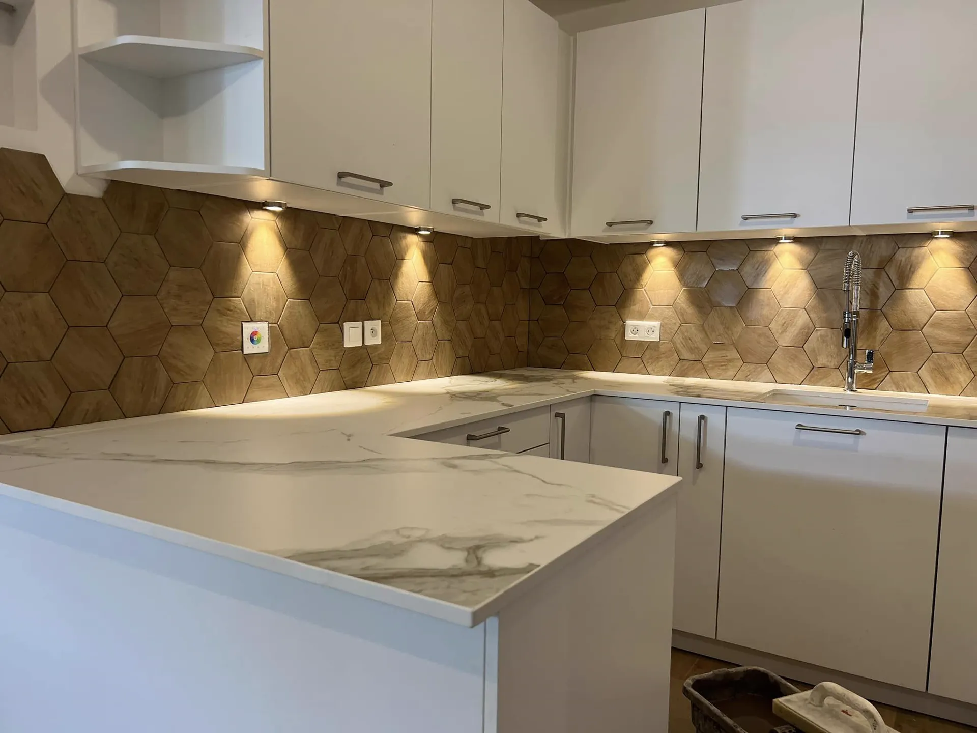 Carreleur crédence faïence hexagonale carrelage Hérault installation