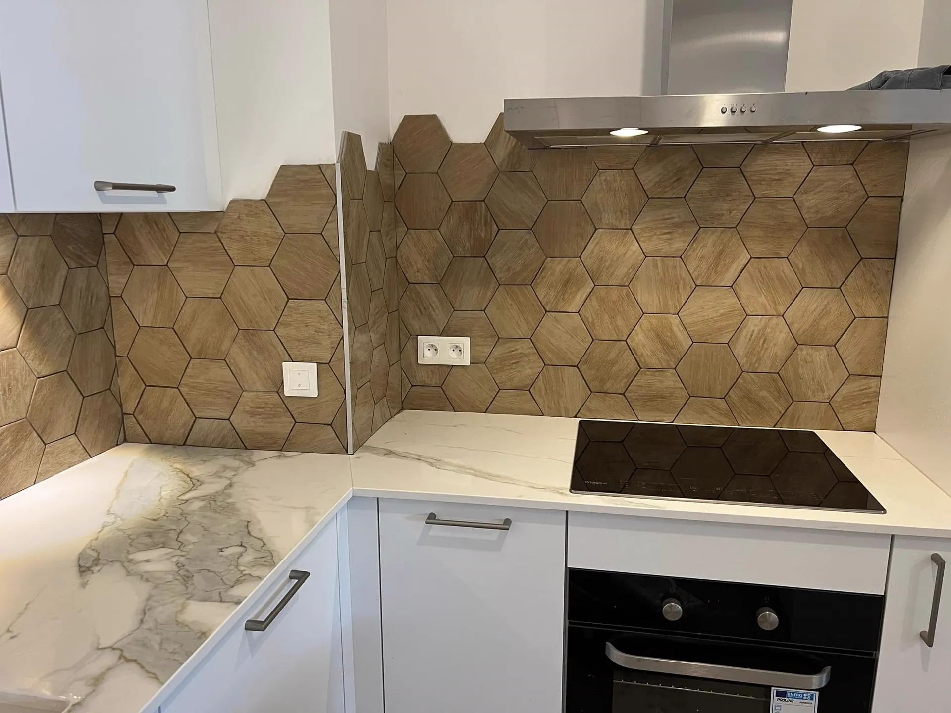 Décoration crédence hexagonale