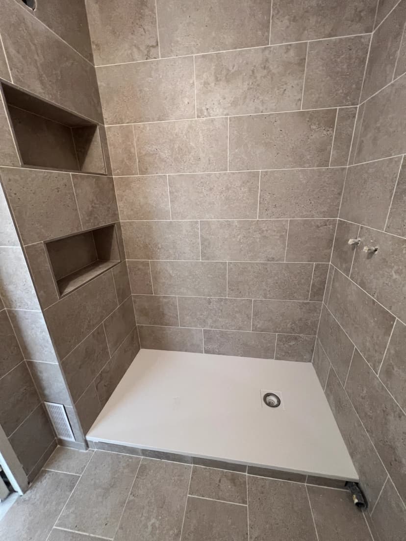 Salle de bain luxueuse avec niche de rangement