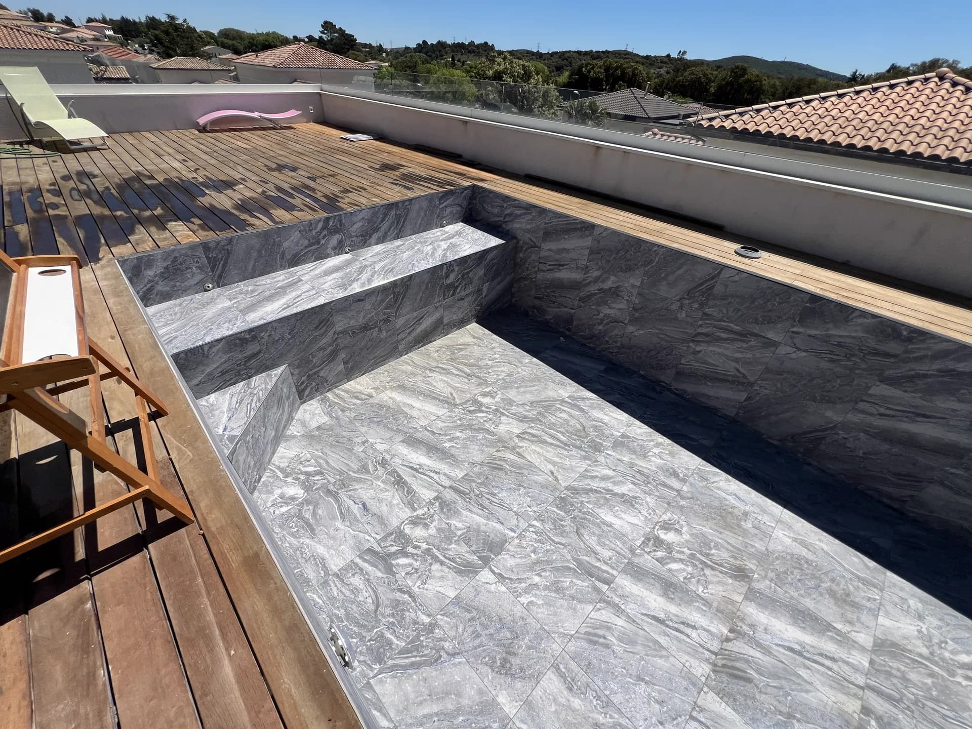 Piscine en pierre de bali unicouleure