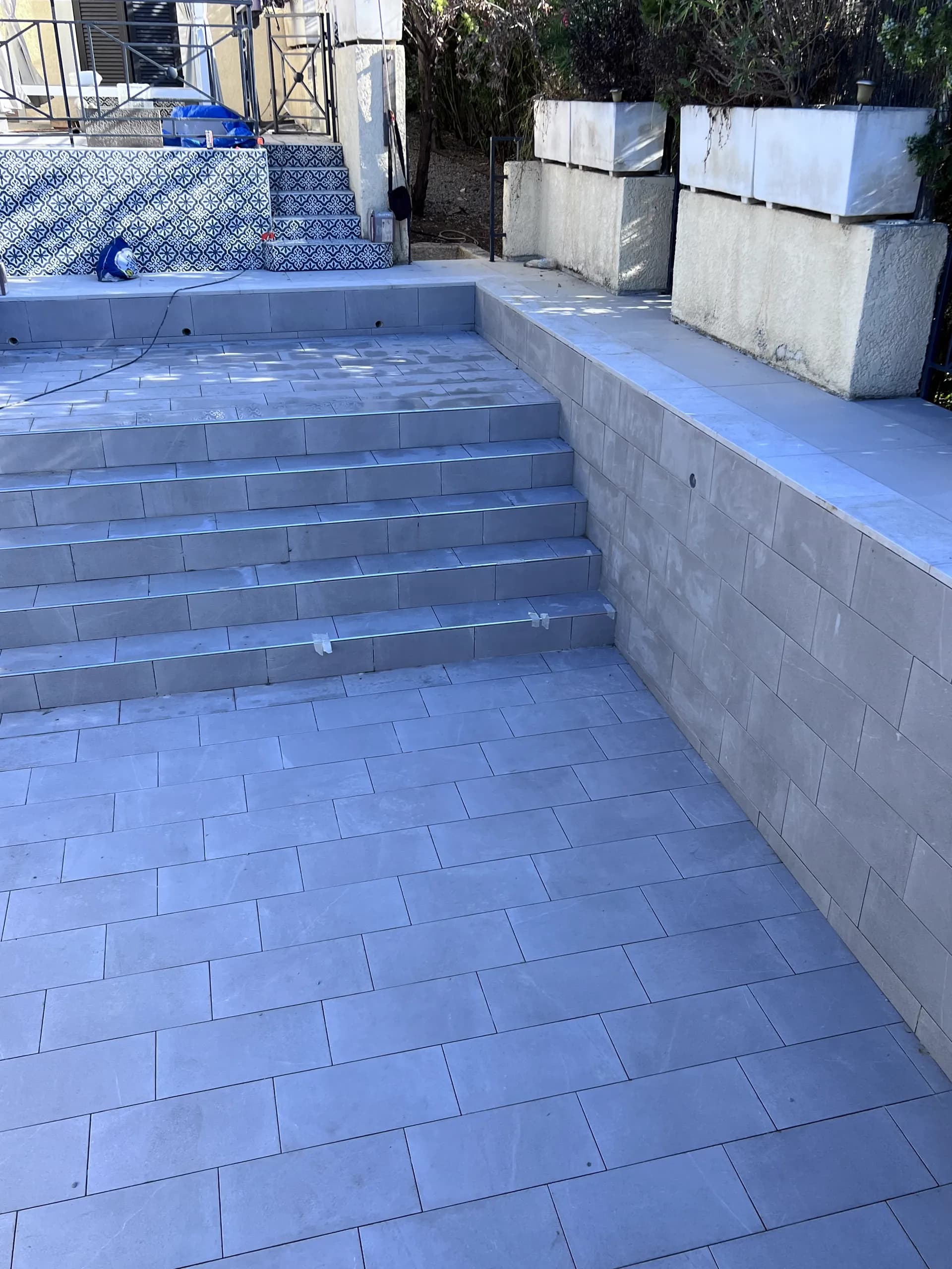 Piscine en carrelage gris