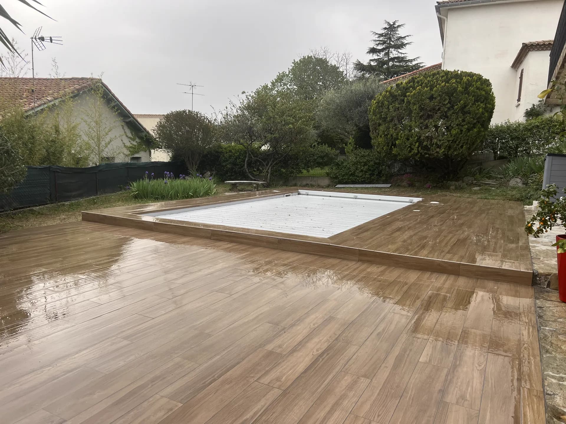Piscine en imitation parquet