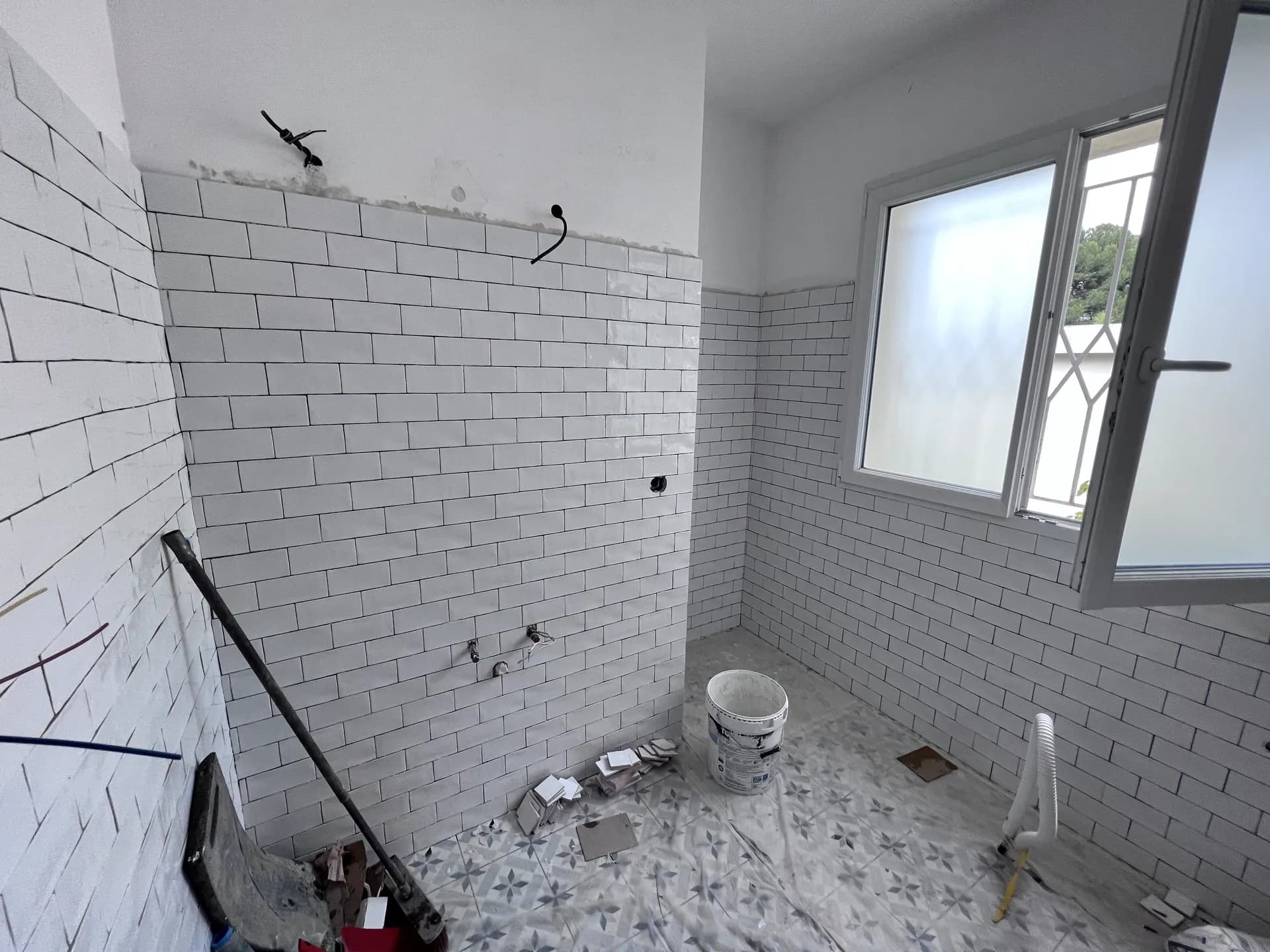 Salle de bain en faïence métro