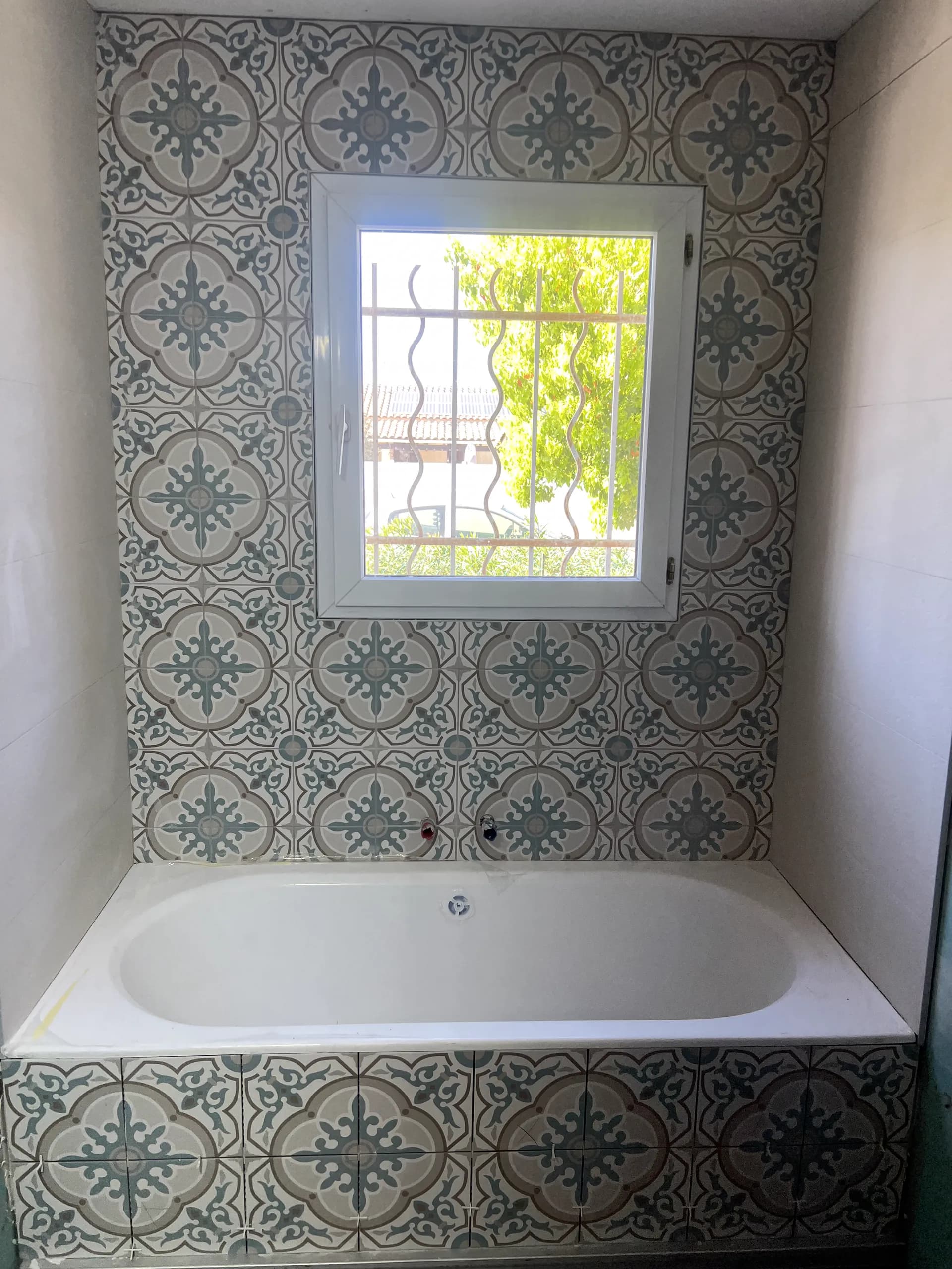 Salle de bain en faïence à motif